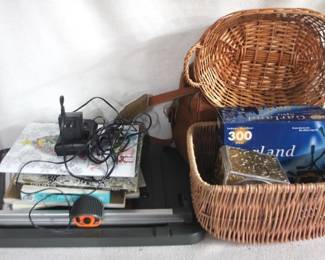 7667 - Lot of Assorted Items You are buying a used as-is electric/electronic item. We do not guarantee all components are present, and if it is not expressly stated, it is untested.
