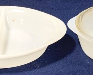 8622 - 2 Pyrex Dishes - 1 with Lid