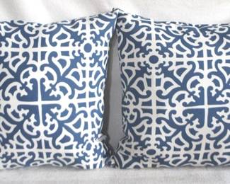 7653 - 2 Throw Pillows - 16" x 16"
