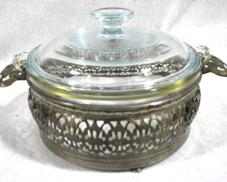 5082 - Vtg Pyrex Casserole Dish w/ holder 9 x 6
