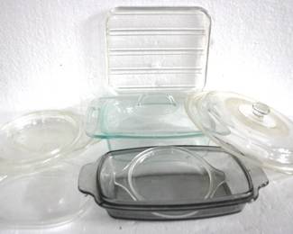 8269 - Lot of Pyrex Dishes & Extra Lids