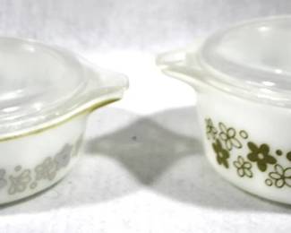 5126 - 2 Pyrex Dishes w/ Lids
