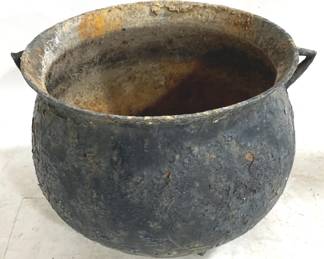 3063 - Vintage Iron Stew Pot - 12" x 17"
