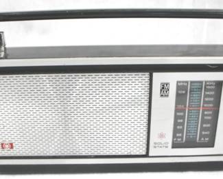 5001 - Solid State AM/FM Transistor Radio - 9" x 5" x 2" You are buying a used as-is electric/electronic item. We do not guarantee all components are present, and if it is not expressly stated, it is untested.
