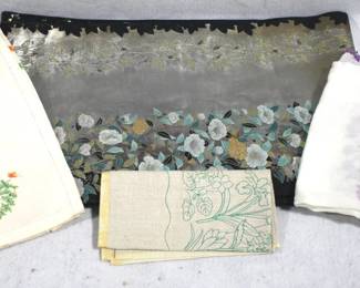 8675 - Lot of Vintage Linens
