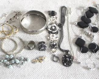 7822 - Lot of Costume Jewelry
