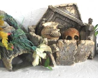 8258 - Lot of 3 Aquarium Decorations
