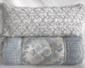 7661 - 2 Throw Pillows - 20" x 9"
