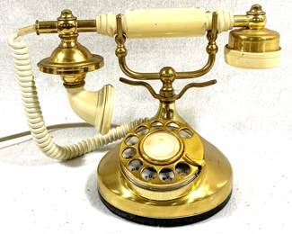8602 - French Rotary Phone - 11" x 6" x 7" You are buying a used as-is electric/electronic item. We do not guarantee all components are present, and if it is not expressly stated, it is untested.
