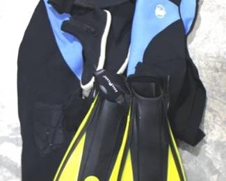 5133 - Wetsuit w/ Swim Fins - Womens sz 9/10
