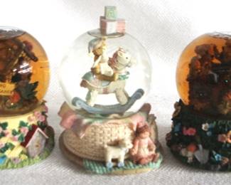 7852 - Lot of 3 Snow Globes
