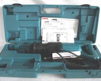 7694 - Makita JR3000V Recipro Saw w / Case You are buying a used as-is electric/electronic item. We do not guarantee all components are present, and if it is not expressly stated, it is untested.

