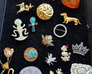 Various pendants/brooches