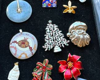 Various pendants/brooches