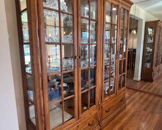 Big double display case, lighted and mirrored