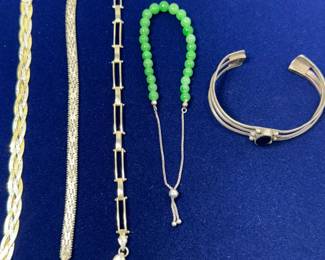 5 DIFFERENT TYPE STERLING SILVER BRACELETS. TWO TONE TWIST, WIDE LINK, HERRINGBONE, VICTORIAN ONYX CUFF AND GENUINE JADEITE BEADED BRACELETS. 