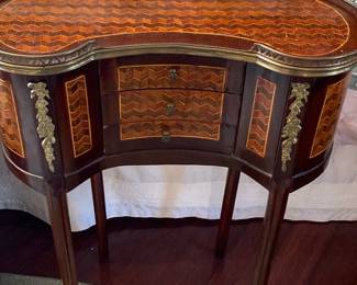 Louis XV French kidney shaped side table