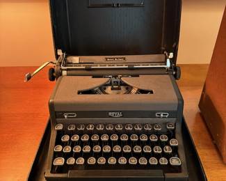 Royal Quite De Luxe manual typewriter