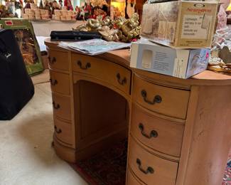 Exquisite Mid-century modern kidney shaped desk 