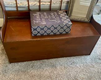 Quilt storage bench 