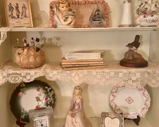 Beautiful vintage collectibles & smalls including Cybris procession figurines 