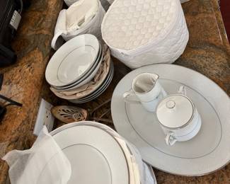 Noritake Fine china. Set of 12