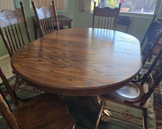 Diningroom Table with 2 leaves & 6 chairs. Great Condition!