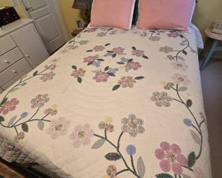 Queen bed & bedspread