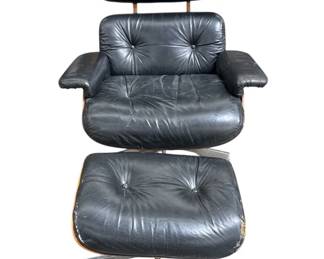 Lot # : 302z - Vintage Herman Miller-style lounge chair & ottoman
