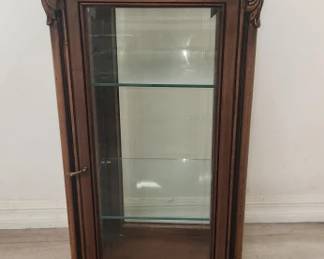 Lot # : 495 - Display cabinet with glass shelves
