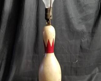 Lot # : 468 - Vintage wood bowling pin table lamp
