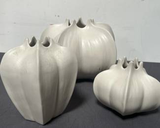 Lot # : 397 - Group of three star fruit vases home decor

