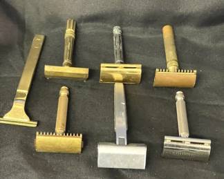 Lot # : 640v - Group of vintage safety razors
