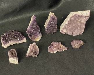 Lot # : 625v - Group of small amethyst quartz specimens
