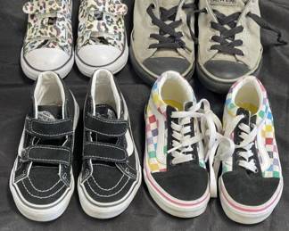 Lot # : 635v - Group of kids shoes
