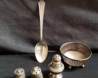 Lot # : 295 - Sterling silver dish, spoon, shakers
