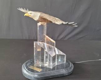 Lot # : 123 - Crystal and composite eagle on lighted marble
