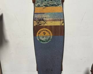 Lot # : 413 - Kryptonics skateboard
