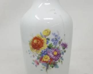 Lot # : 343 - Kaiser porcelain vase
