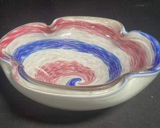 Lot # : 107 - Murano-style glass bowl
