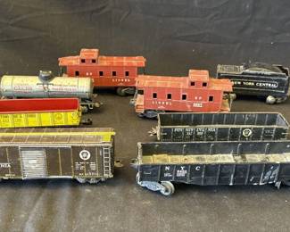Lot # : 334z - 8 vintage Lionel train cars
