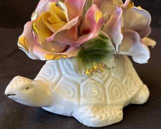 Lot # : 292z - Vintage Capodimonte style ceramic figurine
