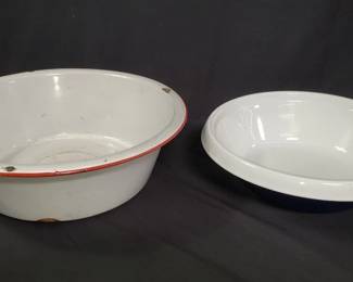 Lot # : 300 - Pair of chamber pots
