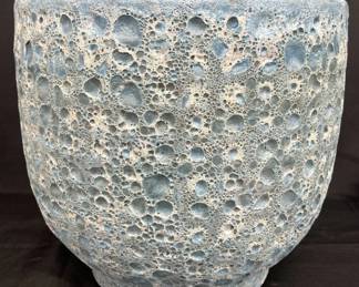 Lot # : 620v - Large textured planter

