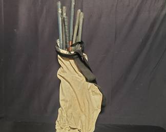 Lot # : 600 - Billy Barty's golf club set w/ canvas bag
