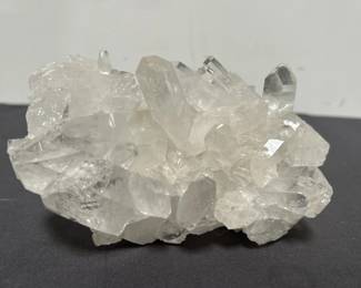 Lot # : 467 - Cluster of quartz crystals
