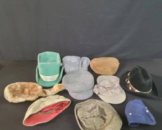 Lot # : 668 - Box of hats and caps
