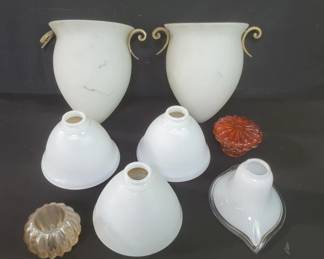 Lot # : 553 - Group of glass lamp shades
