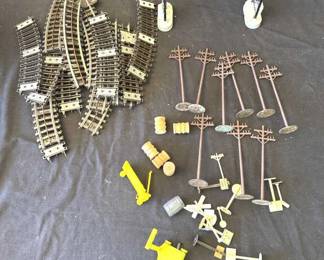 Lot # : 337z - Vintage Lionel toy train tracks & accessories
