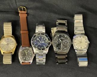 Lot # : 755v - Group of vintage prop watches
